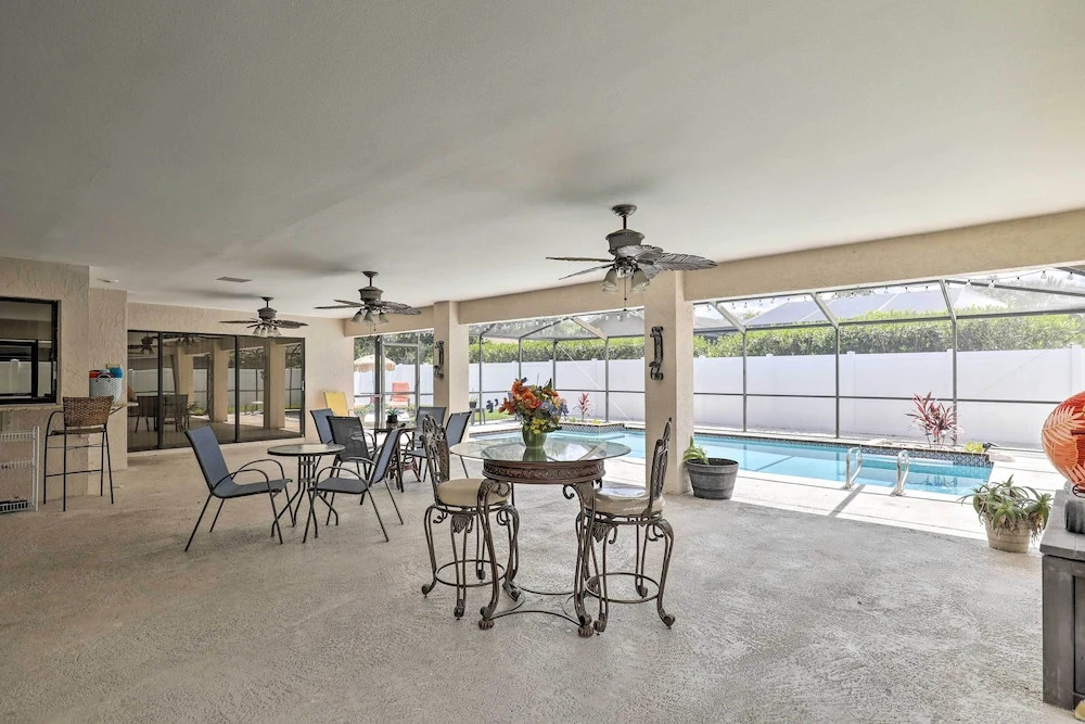 Relaxing Tampa Abode w/ Screened Lanai & Pool