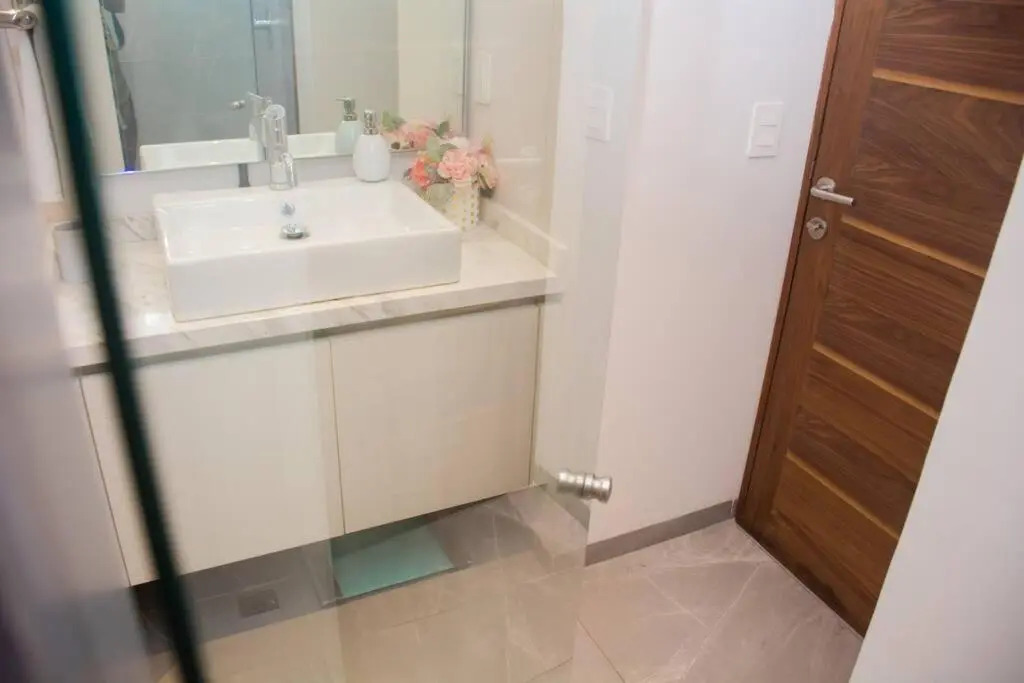 G208N Gallery Luxury Condo 5stars. Walking to the beach.
