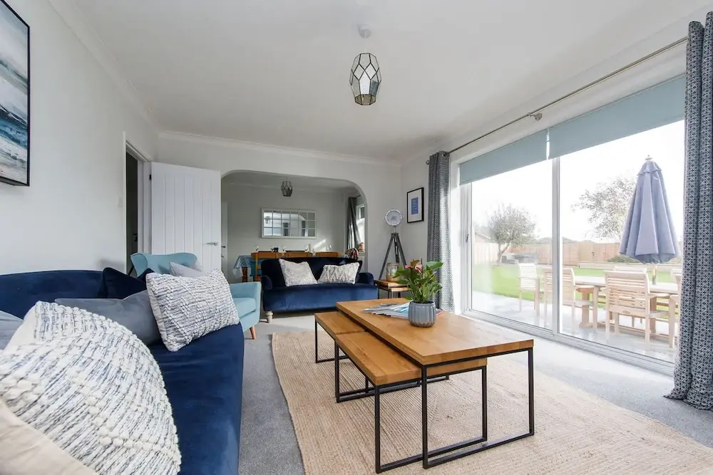 Coastal Retreat for 8 With Hot Tub - Walk to Beach