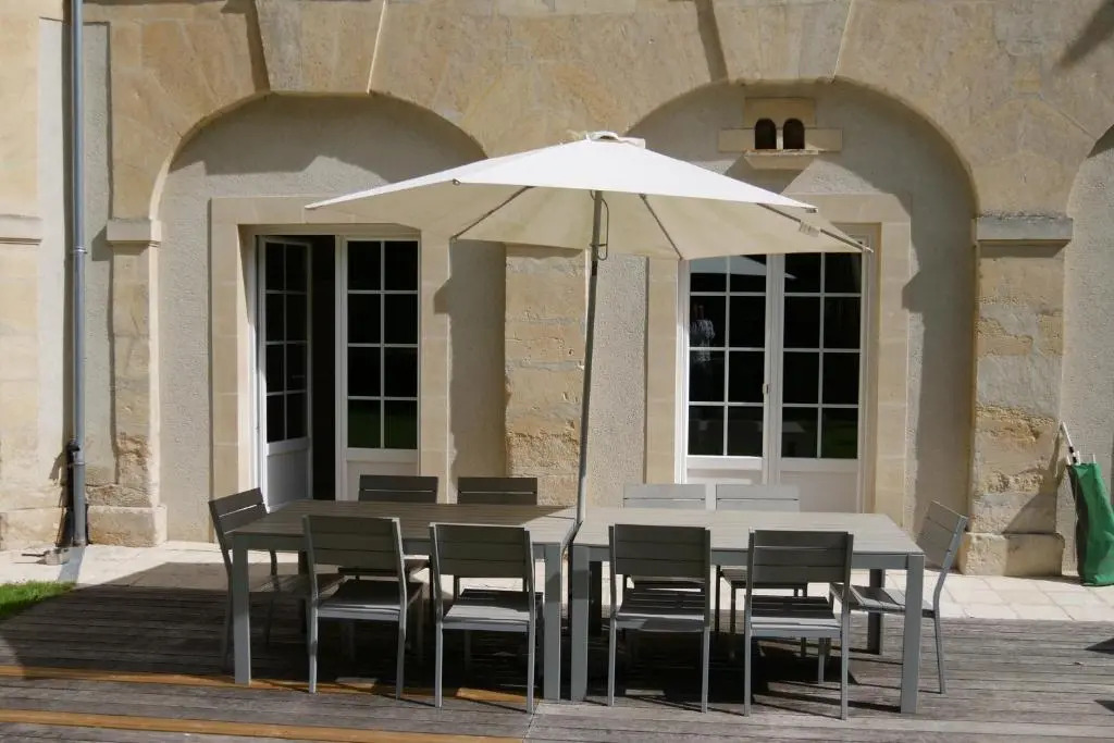 Magnifique château rénové proche bourg grand parc belle terrasse billard, ping pong, proche Bayeux et plages du débarquement
