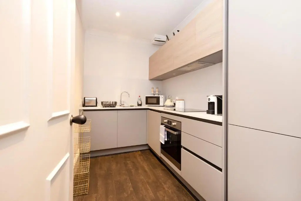 ALTIDO Sophisticated and Bright 4BR apt near Edinburgh Castle