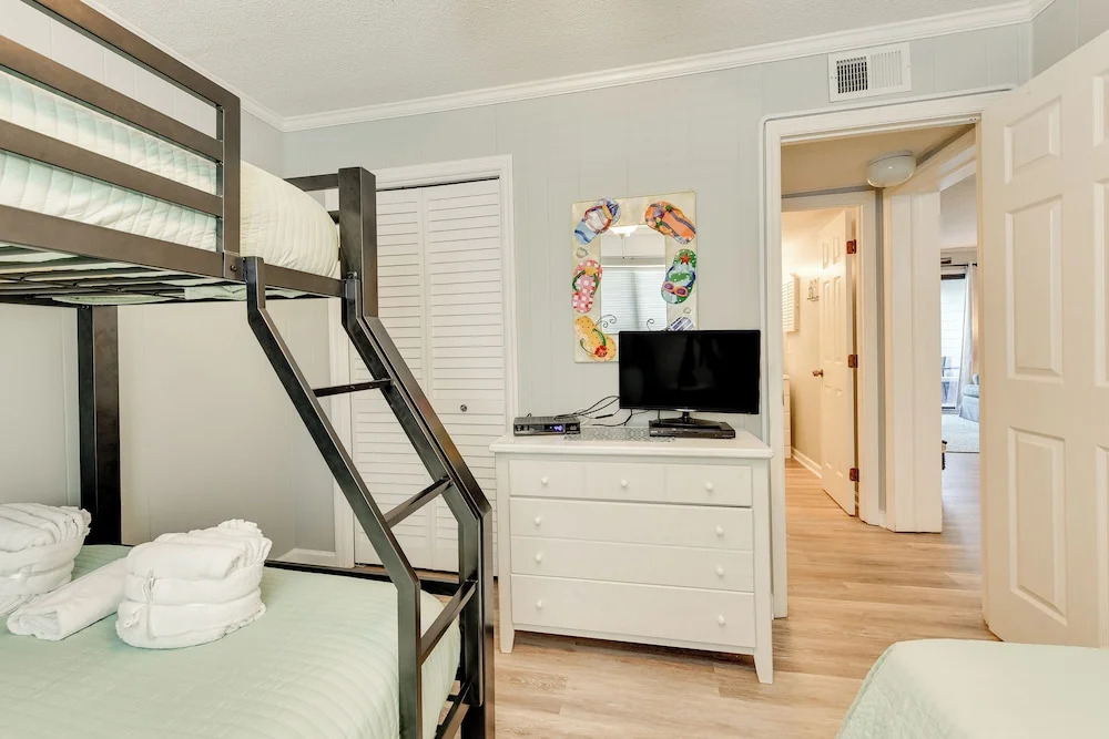 < 1 Mi to Beach: Hilton Head Island Condo w/ Pool!