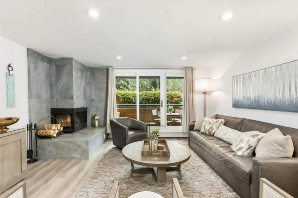 Designer 2 BR on River - Walk to Gondola & Town