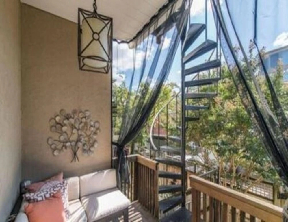 A Fabulous Washington DC 2BR 2 5BA Victorian Row Bi-Level Apartment 4 Guests