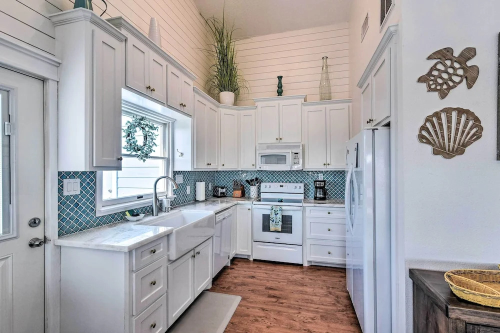 Freeport Home w/ Boat Dock < 2 Mi to Beach!
