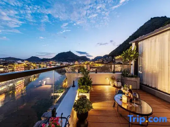 YIYU · A corner of the river scenery beautiful lodging