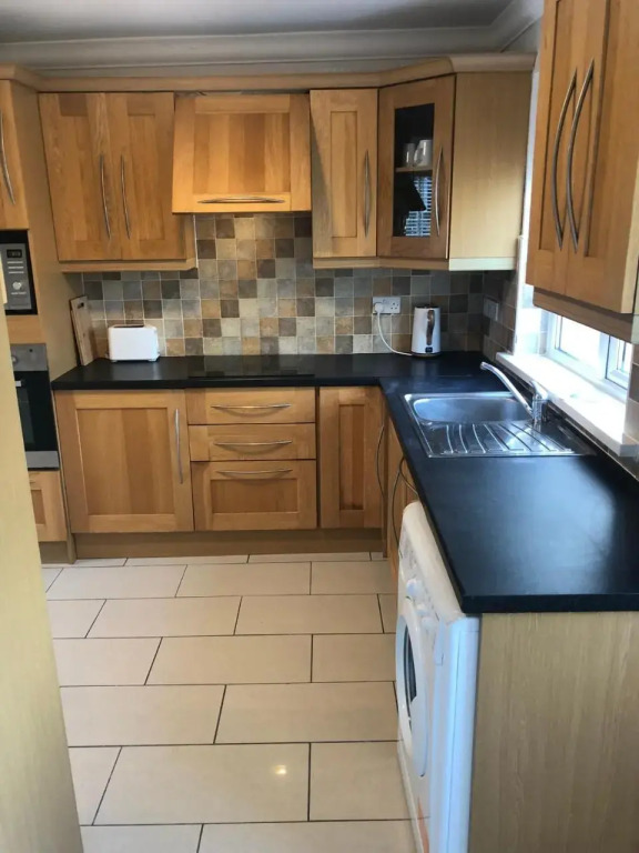 Cheerful 4 bedroom town house with bbq,