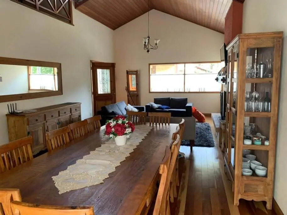 Casa MARAVILHOSA com 4 Suítes em Condomínio