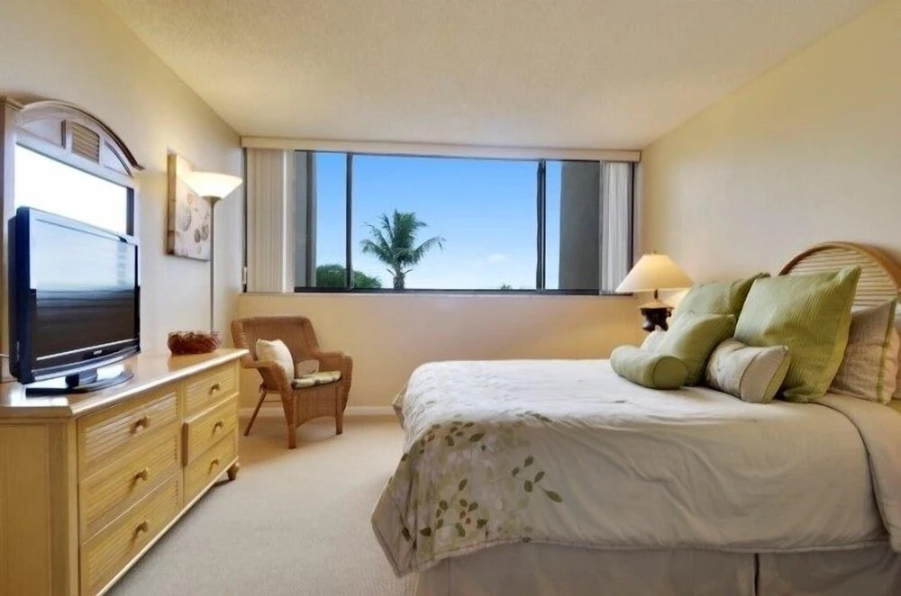 End Unit With Ocean Views And Juliet Balcony. 2 Bedroom Condo by RedAwning
