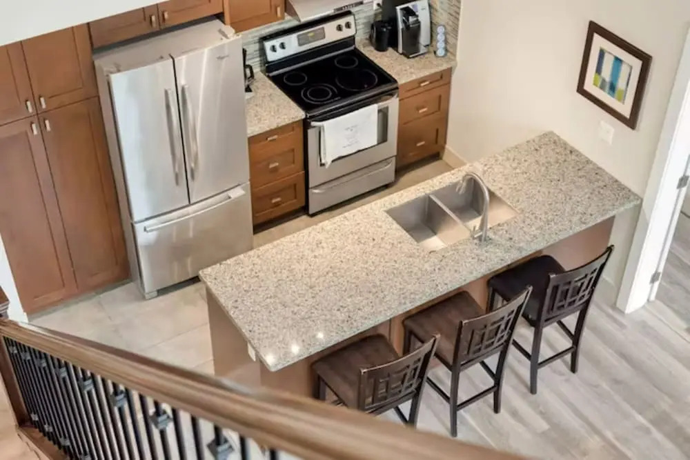 Modern 4BR Penthouse With Lake Views
