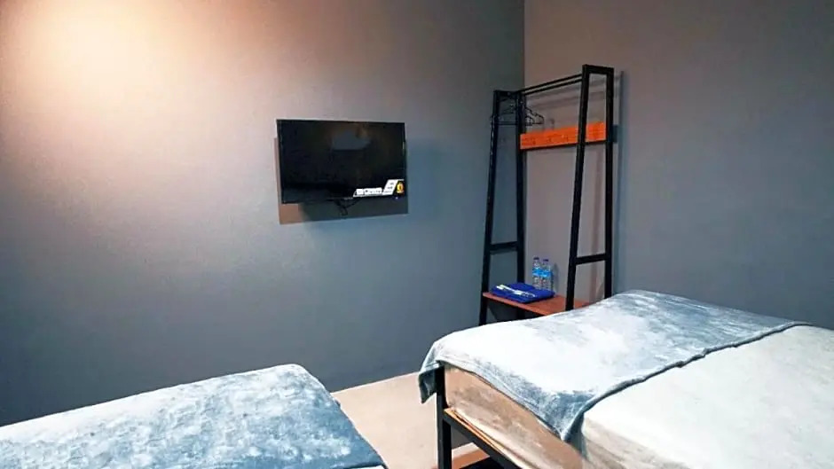 Hostel 18 Pasangan Butuh Surat Nikah