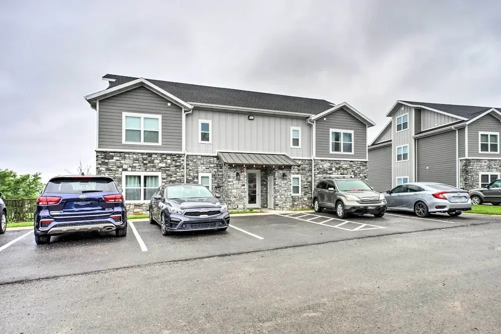 4 Mi to Silver Dollar City: Chic Branson Retreat!