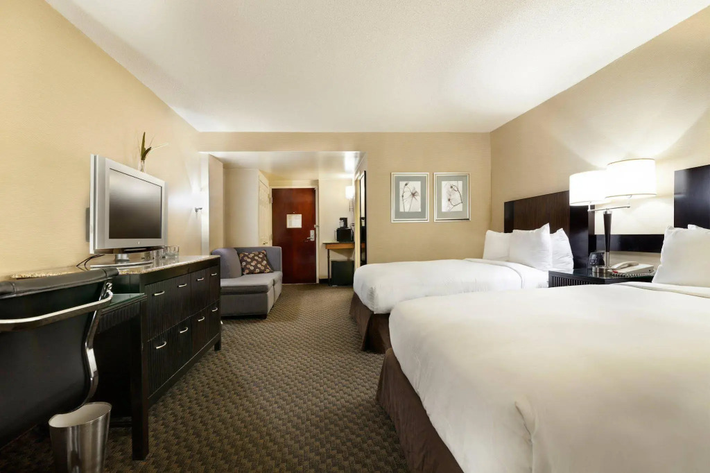 DoubleTree by Hilton New York JFK Airport