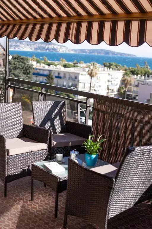 Studio with terrace and sea view, 10 min to the beach