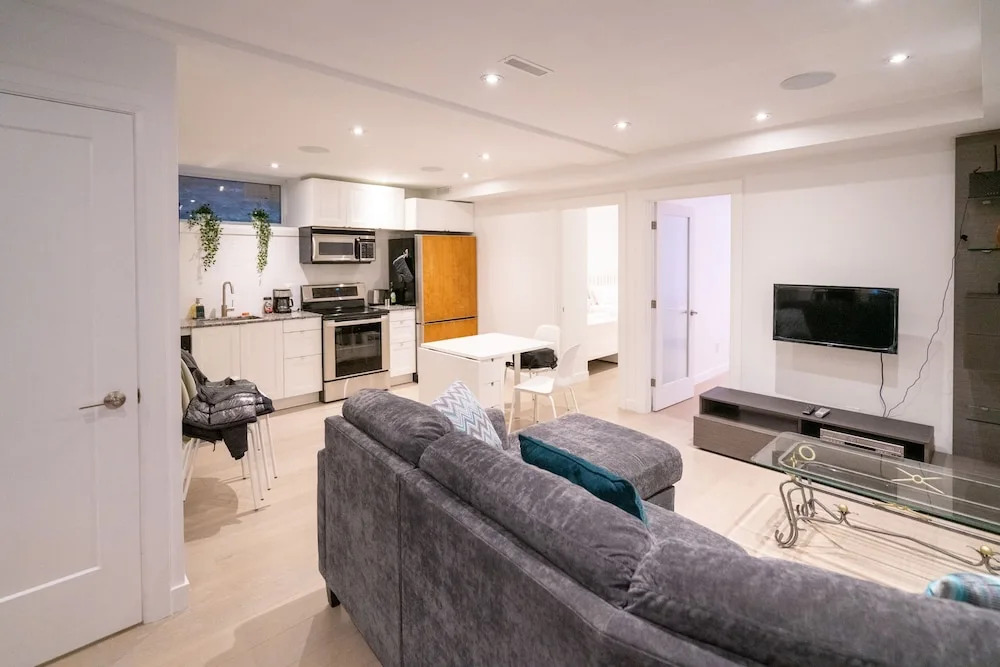 Brand New Modern Unit With Easy Access to the City