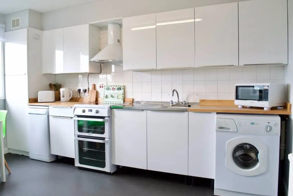3 Bedroom Flat With Free Parking Sleeps 6