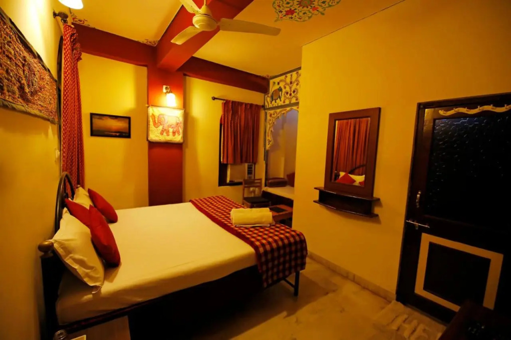 The Lake View Hotel- On Lake Pichola