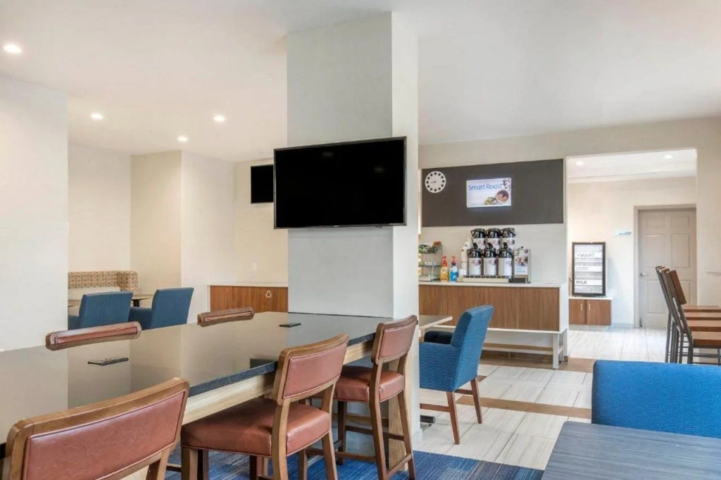 Holiday Inn Express & Suites Chicago West - St Charles by IHG