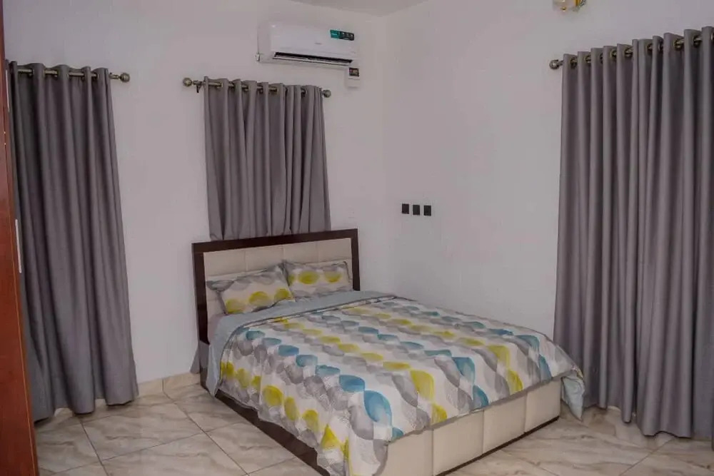 Bamgbose Apartments - Sleeps 2 - Parking - Balcony
