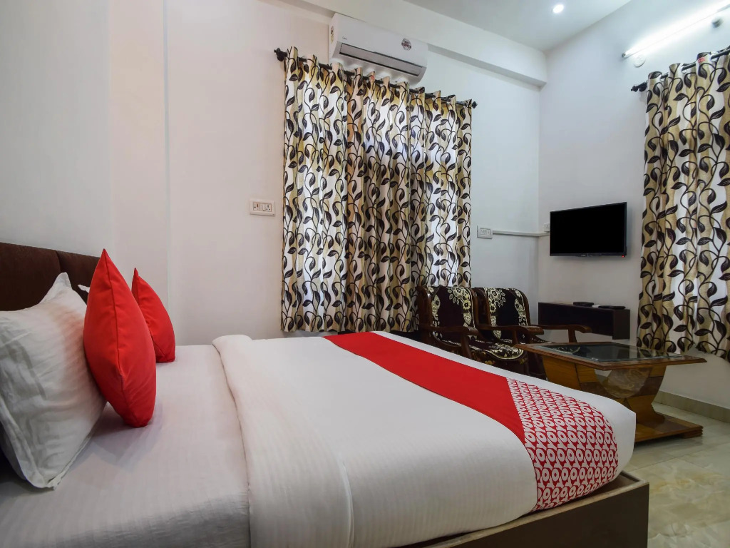 OYO 10682 Hotel Blue Lotus