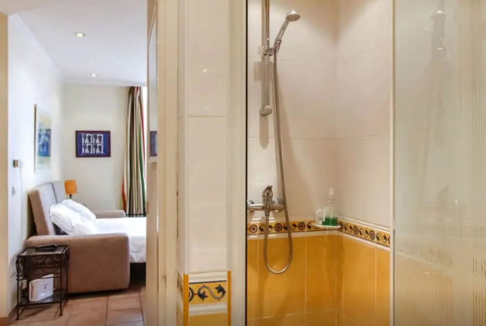 Central 1 Bedroom with 2 Bathrooms