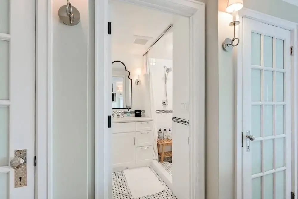 "the Fremont Lookout" W/ Deck & Gourmet Kitchen! 2 Bedroom Apts by Redawning