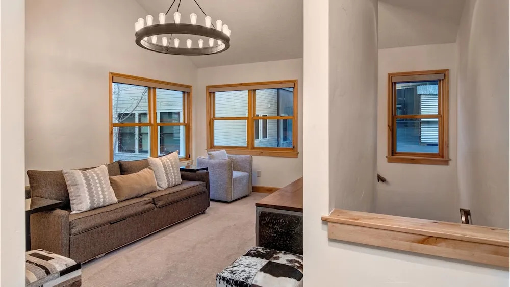 Town Lift Gem 4 Bedroom by RedAwning