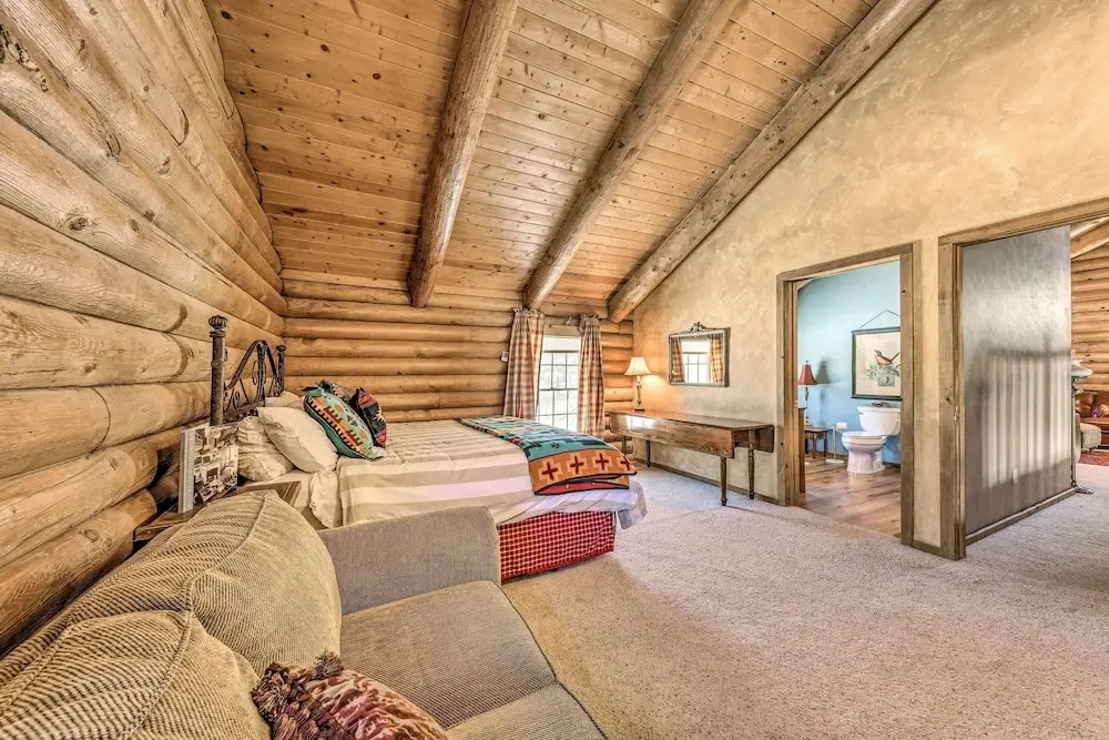 Cozy Alto Cabin on 2 Acres: Near Fishing & Skiing!