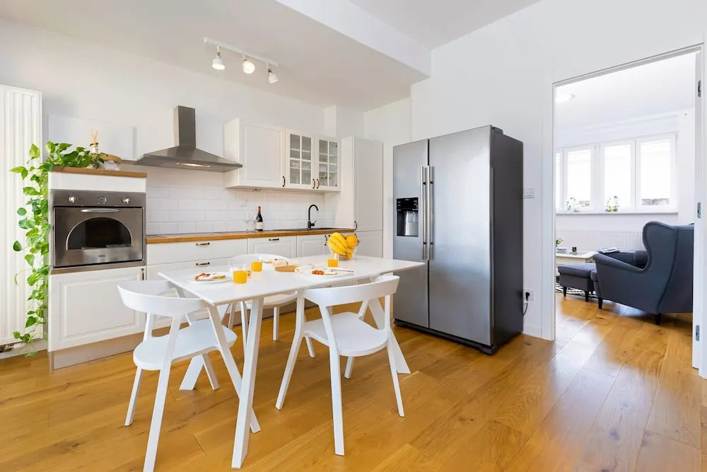 2BDR Design Apartment with Beautiful Terrace View