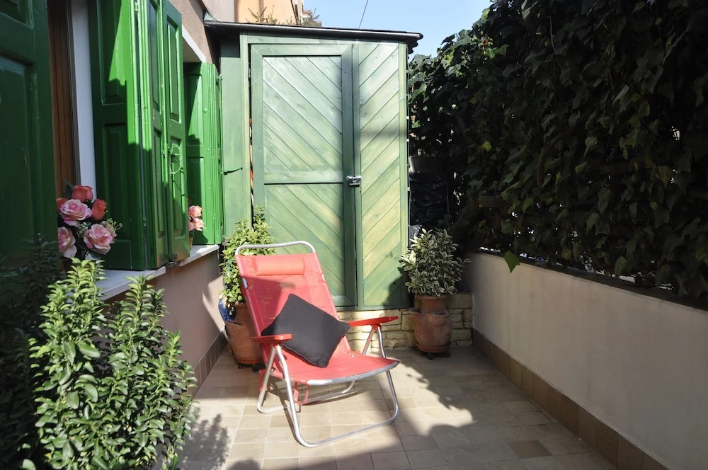 Cheerful Apartment with Cosy Garden