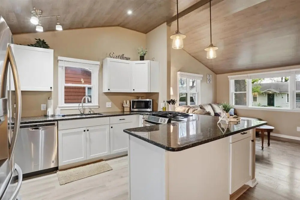 Perfect Lake Escape Near Bagnell Dam Strip