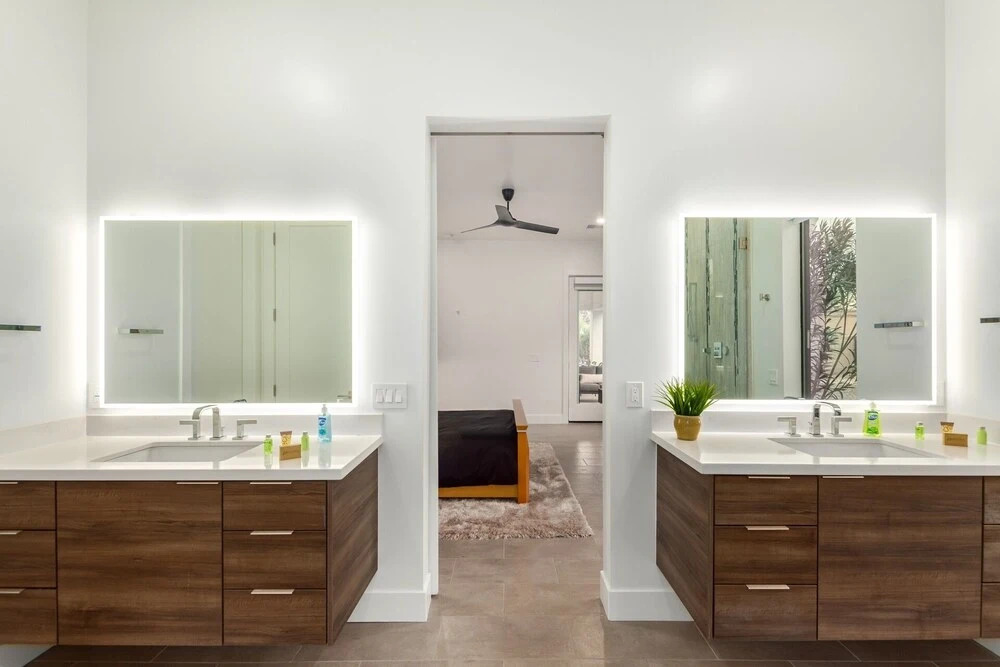 33rd Modern Phoenix 4 Bedroom Home by Redawning