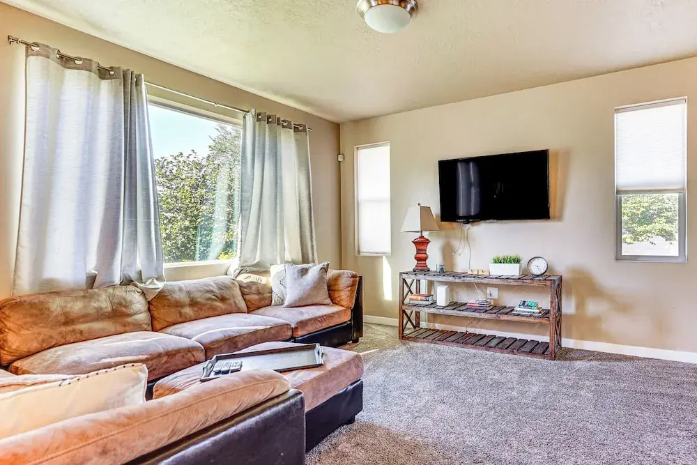South Salt Lake Home w/ Hot Tub: 7 Mi to Downtown