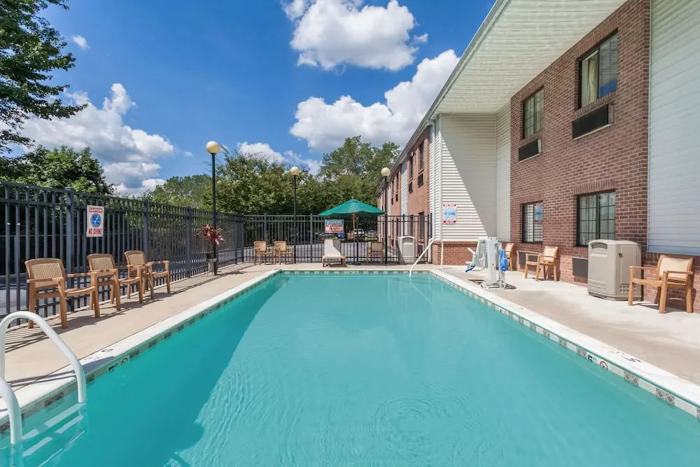 Days Inn & Suites Cambridge