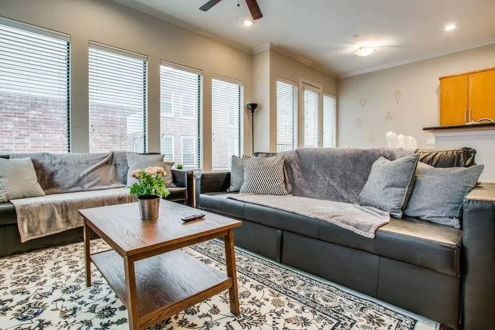 Stunning Oak Lawn Townhouse Close to everything