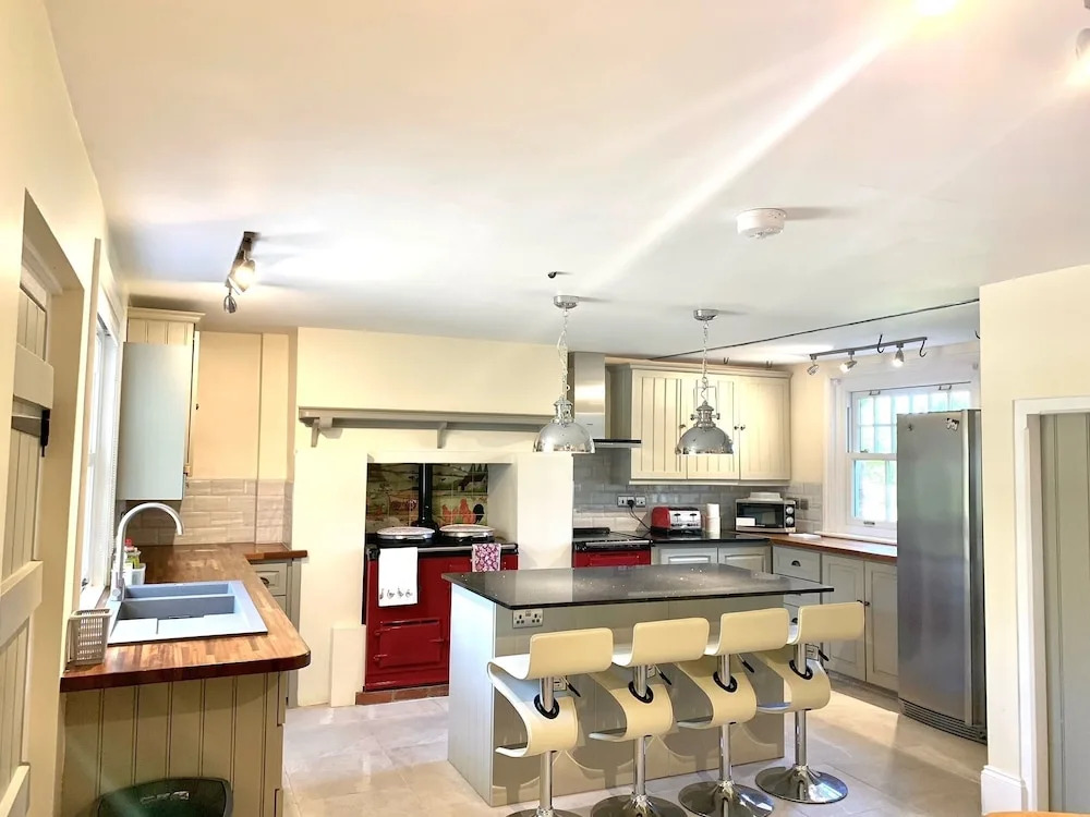 The Farmhouse - Sleeps 12 with Private Grounds