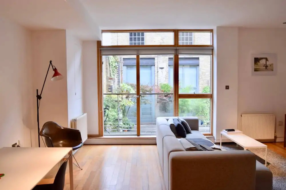 Bright and Colourful Flat With Balcony Near Regents Canal