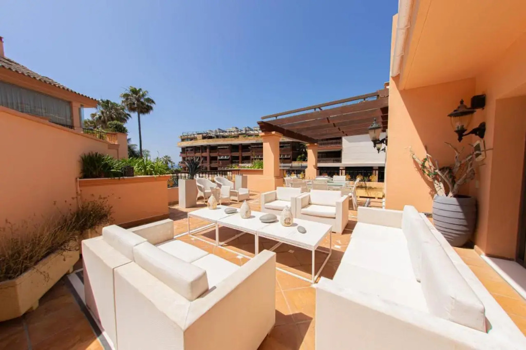 Luxury 3BDRS apt. In Mistral Beach with sea views.