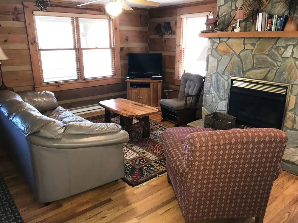 Timber Ridge #2 3 Bedrooms 2 Bathrooms Cabin