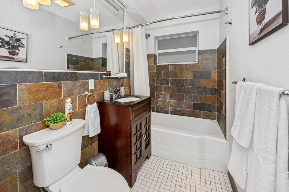 New Private Green Oasis 3br-3bapatio, Private Parking Clean & Cozy