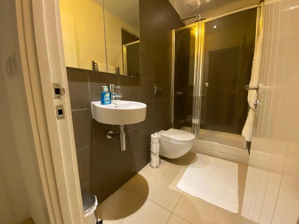 Central, modern and peaceful, lovely Cathedral views, two-bed apartment with 40" smart TV & free onsite parking