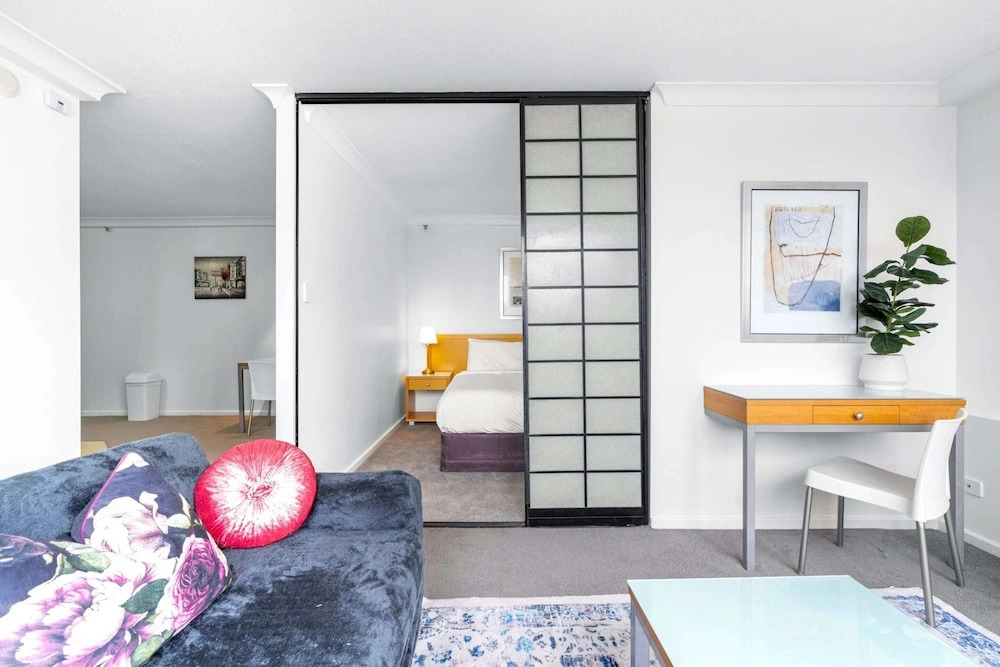 Bright Inner-city Stay Near Roma Street