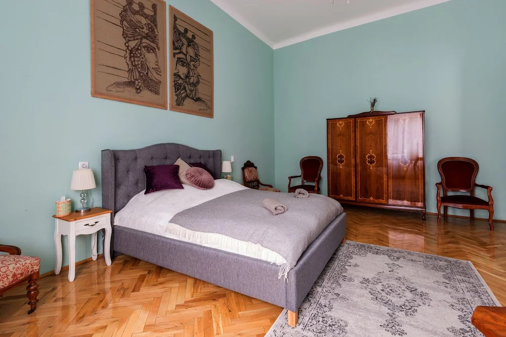 Luxury & Spacious Eclectic Style Apartment