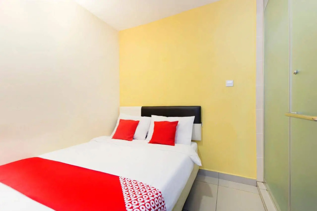 OYO 220 Hotel Sri Maluri