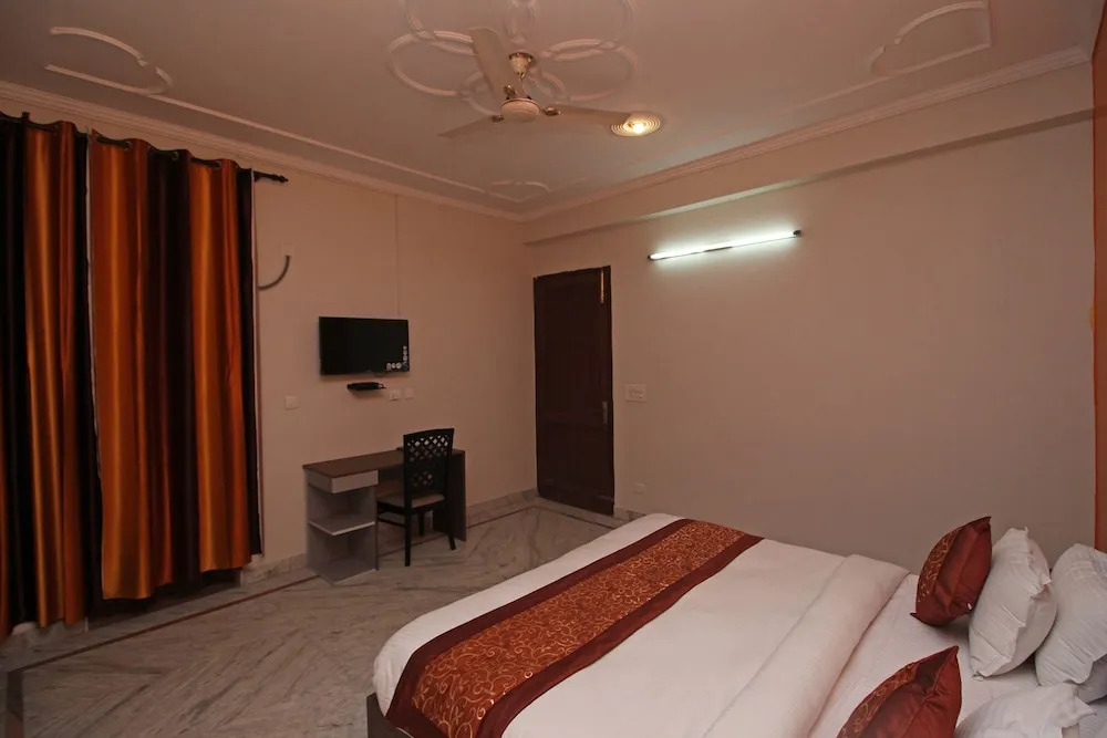 OYO 9075 Petals Inn