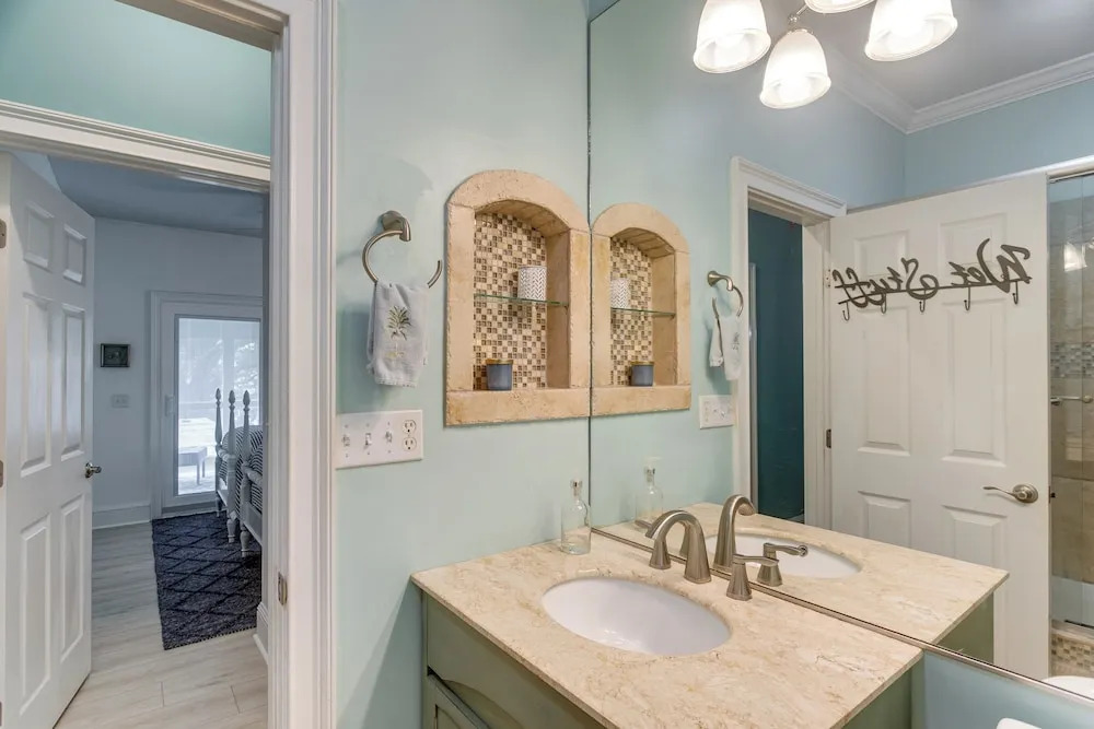 St Simons Island Townhome w/ Balcony + Ocean View!