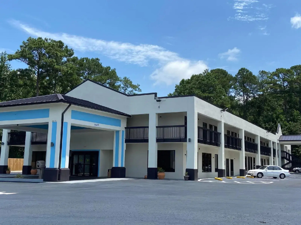 Speedway Inn & Suites