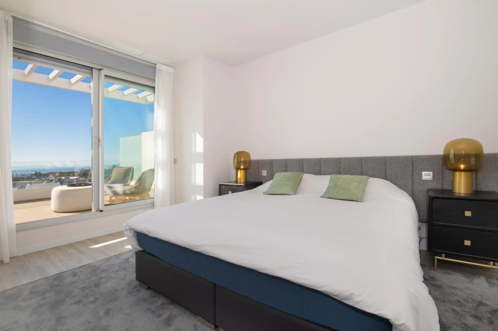 LM352B- Spacious family penthouse with sea view