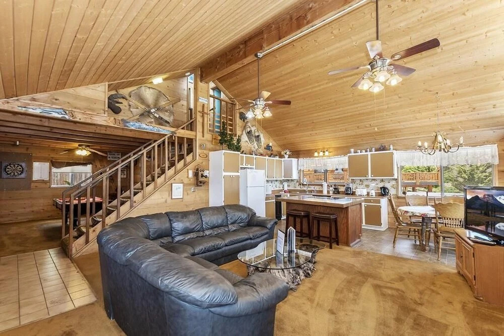 012 - Lakefront Chalet