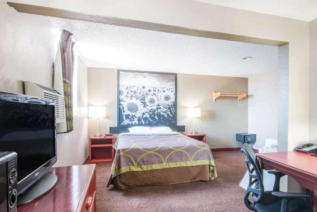 Super 8 by Wyndham Jamestown